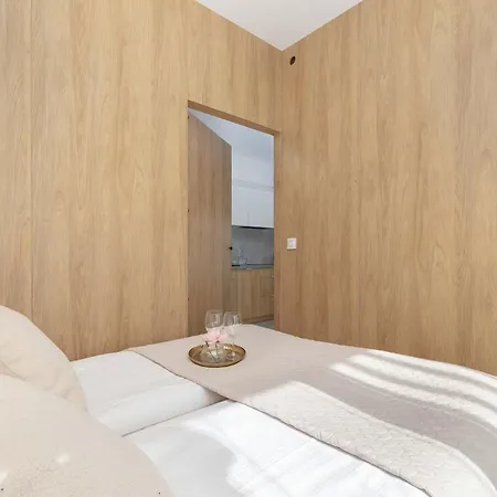 Art - Elegant In With Rooftop Seasonal Pool By Renters