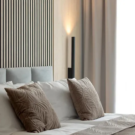 Art - Elegant In With Rooftop Seasonal Pool By Renters *