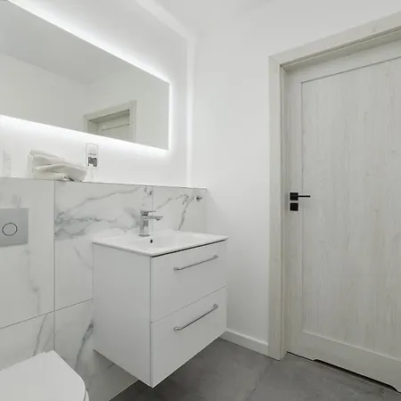 Art - Elegant In With Rooftop Seasonal Pool By Renters