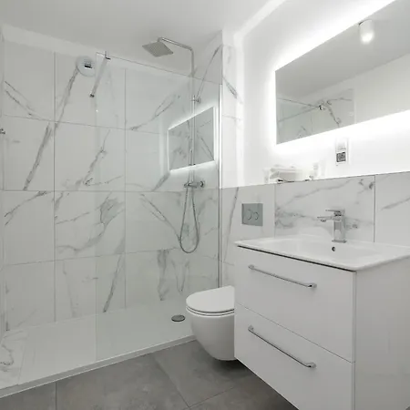 Art - Elegant In With Rooftop Seasonal Pool By Renters Apartamento Mielno (Koszalin)