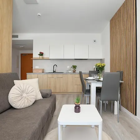 Art - Elegant In With Rooftop Seasonal Pool By Renters *